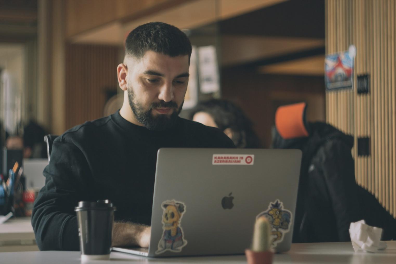 Geschäftstreffen mit Laptops und Finanzberichten auf einem modernen Konferenztisch