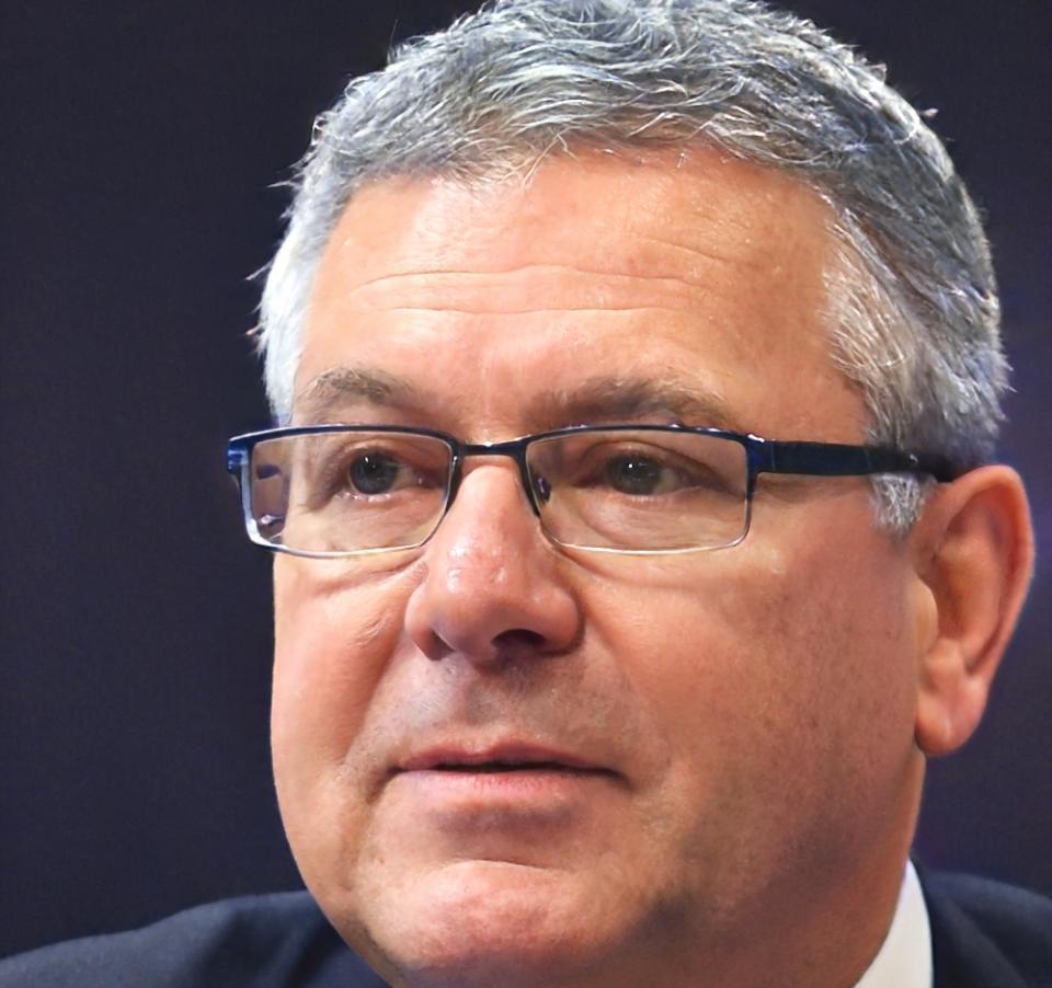 Knut Steinberg, Technischer Leiter von zalixrivo, vor seinem Arbeitsplatz mit mehreren Monitoren
